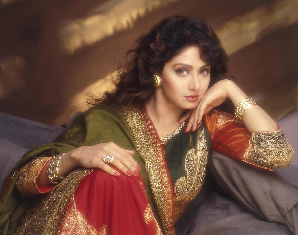 কাজের প্রতি অসম্ভব দায়িত্বশীল ছিলেন তিনি। শোনা যায়, ১৯৮৯ সালে ‘চালবাজ’ ছবির গান ‘না জানে কাহা সে আয়ি হ্যায়’ গানেপ শুটিংয়ের সময় অসুস্থ ছিলেন তিনি। ১০৩ ডিগ্রি জ্বর নিয়ে শুটিং হয়েছিল সেই গানের। ২০১৩ সালে পান পদ্মশ্রী।