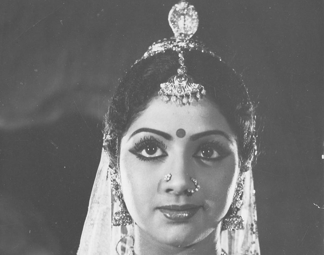 হলিউড পরিচালক স্টিভেন স্পিলবার্গ শ্রীদেবীকে ‘জুরাসিক পার্ক’ ছবিতে অভিনয়ের জন্য বলেছিলেন। শোনা যায়, সেই সময় বলিউডের কাজের চাপের জন্যই হলিউড যাত্রায় রাজি হননি শ্রীদেবী।