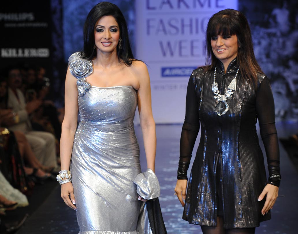 বলিউডের সবচেয়ে স্টাইলিশ অভিনেত্রীদের মধ্যে শ্রীদেবীর নাম অন্যতম। নিয়মিত ফ্যাশন শো, র‌্যাম্পওয়াকও করতে দেখা গিয়েছে শ্রীদেবীকে। দেশের সবচেয়ে জনপ্রিয় মহিলাদের মধ্যে রয়েছেন শ্রীদেবী।