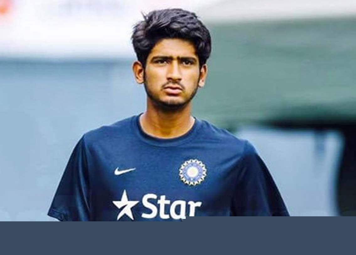 সানরাইজার্স হায়দরাবাদের বাঁ হাতি মিডিয়াম পেসার খলিল আহমদের ঘরোয়া ক্রিকেটে সাফল্য বেশ চমকপ্রদ। ঘরোয়া টি-২০ সিরিজ সইদ মুস্তাক আলি ট্রফিতে নিজ রাজ্য রাজস্থানের হয়ে ১০ উইকেট নিয়ে আলোচনার কেন্দ্রবিন্দুতে খলিল।