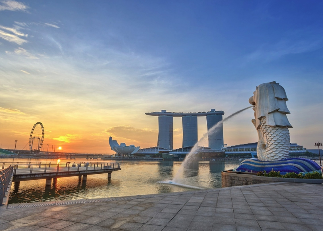 সিঙ্গাপুর: সম্প্রতি সিঙ্গাপুর দেশের একুশোর্ধ্ব যুবক-যুবতীদের জন্য ওয়ান টাইম বোনাস দেওয়ার কথা ঘোষণা করেছে। কার কত মাসিক আয় তার উপর ভিত্তি করেই এই বোনাসের অর্থ ধার্য করা হবে, জানিয়েছেন সে দেশের অর্থমন্ত্রী হেঙ্গ সুই কিট। ১০০ সিঙ্গাপুর ডলার থেকে ৩০০ সিঙ্গাপুর ডলারের মধ্যে ঘোরাফেরা করবে এই বোনাসের পরিমাণ। সরকারের তরফে ঘোষণা করা হয়েছিল, দেশ যা লাভ করবে তার ভাগ প্রত্যেক সিঙ্গাপুরবাসী পাবেন। ২০১৫ সালে এমনই প্রতিশ্রুতি দিয়েছিল সিঙ্গাপুর প্রশাসন। সেই অনুযায়ী চলতি বছর বোমাস ঘোষণা করে সরকার।