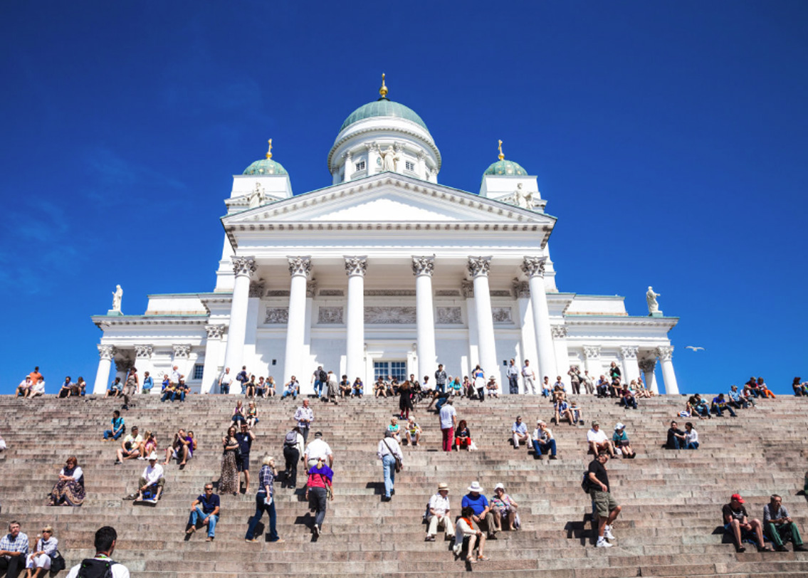ফিনল্যান্ড: ইউরোপের প্রথম দেশ যেখানে বেকারদের জন্য মাসিক ভাতা চালু হয়। কোনও শর্ত ছাড়াই একটা ন্যূনতম টাকা এই দেশের প্রত্যেক বেকারকে দেওয়া হয়। গত দু’বছর ধরে এই দেশের বেকাররা প্রতি মাসে এই ন্যূনতম টাকা পাচ্ছেন। তবে টাকার পরিমাণ জানা যায়নি। জানা গিয়েছে, এখনও পর্যন্ত ২০০০ বেকার যুবক-যুবতী এই টাকা পেয়েছেন। বেকারত্বের সমস্যা মেটাতে ফিনল্যান্ড সরকারের এই উদ্যোগ।