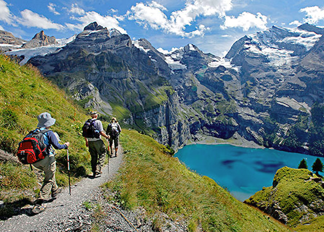 সুইত্জারল্যান্ড: সুইৎজারল্যান্ডের ছোট্ট গ্রাম আলবিনেন। ২০১৭ নভেম্বর ওই গ্রামে বাস করার জন্য যে কোনও ৪৫ বছর বয়সের কম পরিণত বয়সীদের ১৭ লক্ষ টাকা এবং শিশুদের ৬ লক্ষেরও বেশি টাকা করে দেওয়ার কথা ঘোষণা করে সরকার। কেন এই ঘোষণা? এই গ্রামে জনসংখ্যা এতটাই কমে গিয়েছে যে, সমস্ত স্কুল বন্ধ হয়ে যায়। বাসিন্দারা অন্যত্র চলে যান এবং বছরের পর বছর তাঁদের ফাঁকা বাড়িগুলো হলিডে হোম হয়ে পড়ে থাকে। গ্রামের প্রাণ ফেরাতেই এই পদক্ষেপ নেওয়া হয়।