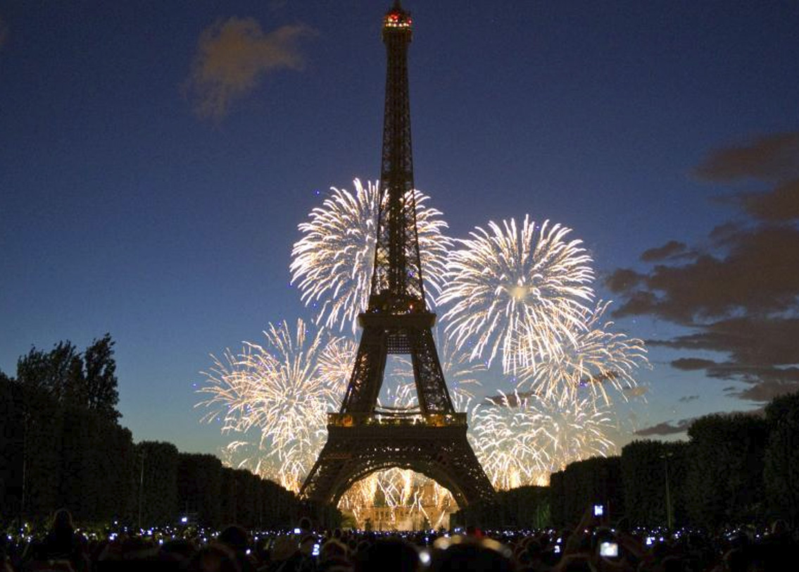 ফ্রান্স: চিনের ঠিক বিপরীতে হাঁটে ফ্রান্স। জন্ম নিয়ন্ত্রণ করার জন্য চিনে ওয়ান-চাইল্ড পলিসি রয়েছে। আর ফ্রান্সে? এই দেশে কোনও দম্পতির কমপক্ষে তিন সন্তানের বাবা-মা হলে যে কোনও জিনিসপত্র কেনাকাটির উপরে ডিসকাউন্ট পাবেন। ১৬ সপ্তাহ ধরে ১০০ শতাংশ পেড মাতৃত্বকালীন ছুটি উপভোগ করতে পারবেন। কারণ ফ্রান্সে ৮১ শতাংশ মহিলাই স্বনির্ভর। কর্মজীবনে অত্যধিক ব্যস্ত হওয়ার জন্য পরিবারতন্ত্রের উপর খুব বেশি জোর দেন না তাঁরা। মায়েদের জন্য এবং হাউসওয়াইভদের জন্য বিশেষ পেনশনের ব্যবস্থাও রয়েছে এ দেশে।