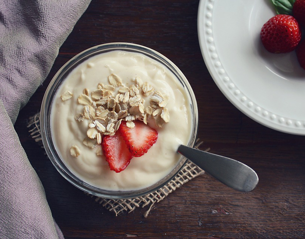 দই: দইতে রয়েছে প্রচুর পরিমাণ ক্যালসিয়াম যা ত্বককে মসৃণ এবং ফ্রেস রাখে। ল্যাকটিক অ্যাসিড ডেড সেল দূর করে ত্বকের টানটান ভাব বজায় রাখে।
