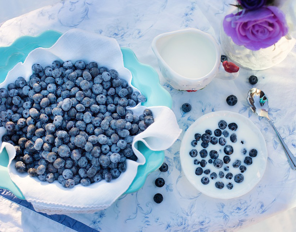 ব্লু বেরি: ব্লু বেরিতে রয়েছে প্রচুর পরিমাণ অ্যান্টিঅক্সিডেন্ট যা ত্বকে প্রোটিনের ঘাটতি পূরণ করে। স্ট্রেসের কারণে ত্বকের কালো ভাব দূর করে, সান বার্নের হাত থেকেও ত্বককে রক্ষা করে।