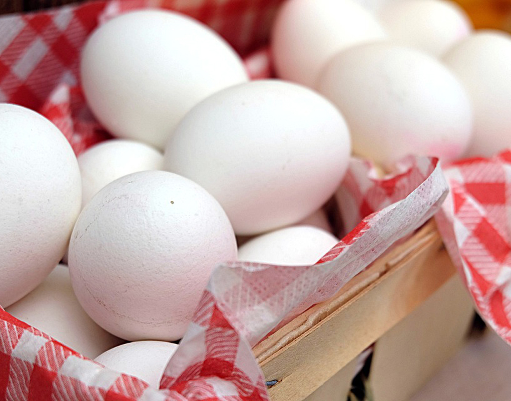 ডিম: শরীরে প্রোটিনের ভারসাম্য বজায় রাখতে সুষম খাদ্য হিসেবে ডায়েট চার্টে থাকুক ডিম। ডিমের ভরপুর প্রোটিন ত্বক, চুল এবং নখকে ময়শ্চারাইজ করে।