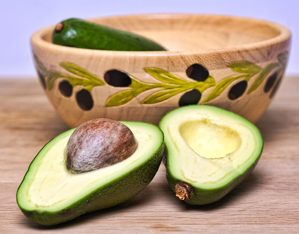 অ্যাভোকাডো: ত্বকের কোষকে সুন্দর এবং তরতাজা দেখাতে শরীরে প্রয়োজন লিনোলেনিক অ্যাসিড এবং আলফা লিনোলেনিক অ্যাসিড। নিউট্রিশন বিশেষজ্ঞ শিল্পা অরোরা জানিয়েছেন, অ্যাভোকাডোর মধ্যে এই দু’টি ফ্যাটি অ্যাসিড ছাড়াও রয়েছে মনোস্যাচুরেটেড ফ্যাট যা ত্বকের বলিরেখা দূর করে।