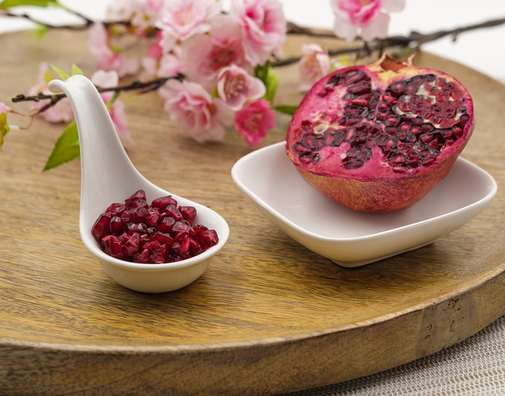 বেদানা: প্রতিদিনের ডায়েটে বেদানা খেলে শরীরে রক্ত সরবরাহ ভাল হয়, ফলে ত্বক তার স্বাভাবিক ঔজ্জ্বল্য পায়। বেদানায় রয়েছে ইলাজিক অ্যাসিড যা এক ধরনের পলিফেনল কমপাউন্ড। এটা ত্বককে পুষ্টি যোগাতে সাহায্য করে।