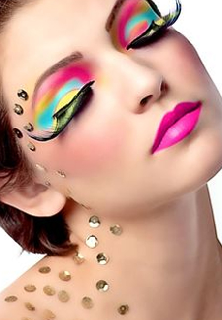 বিভিন্ন শেডের আইশ্যাডো মিক্স আপ করে আপনি পেয়ে যেতে পারেন পারফেক্ট হোলি লুক। লম্বালম্বি ভাবে অনেকগুলি আইশ্যাডো চোখের উপর লাগিয়ে মিশিয়ে নিন।