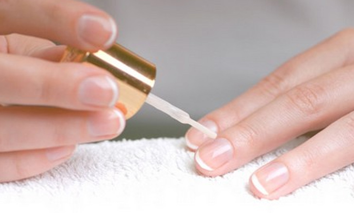ট্রান্সপারেন্ট নেলপলিশ পরুন। এতে রং খেলার পর রঙের কোট তুলতে অনেক সুবিধা হবে।
