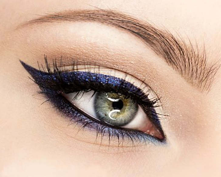 হোলি পার্টিতে যাওয়ার আগে ন্যুড আই’স না রেখে মেটালিক আই লাইনার ব্যবহার করে চোখ দু’টিকে হাইলাইট করুন।
