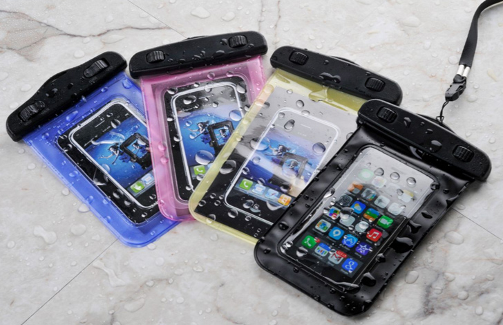 কেত ছেড়ে পাতি ওয়াটারপ্রুফ ব্যাগ বা ফোন কেসের শরনাপন্ন হন।