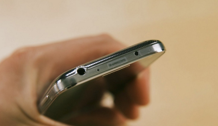 যদি পাউচ বা কেস না থাকে তাহলে  মাইক্রো ইউএসবি পোর্ট, হেডফোন জ্যাক আর স্পিকারফোন জ্যাকের মত ফোনের ওপেন এরিয়াগুলো টেপ দিয়ে ঢেকে রাখুন।