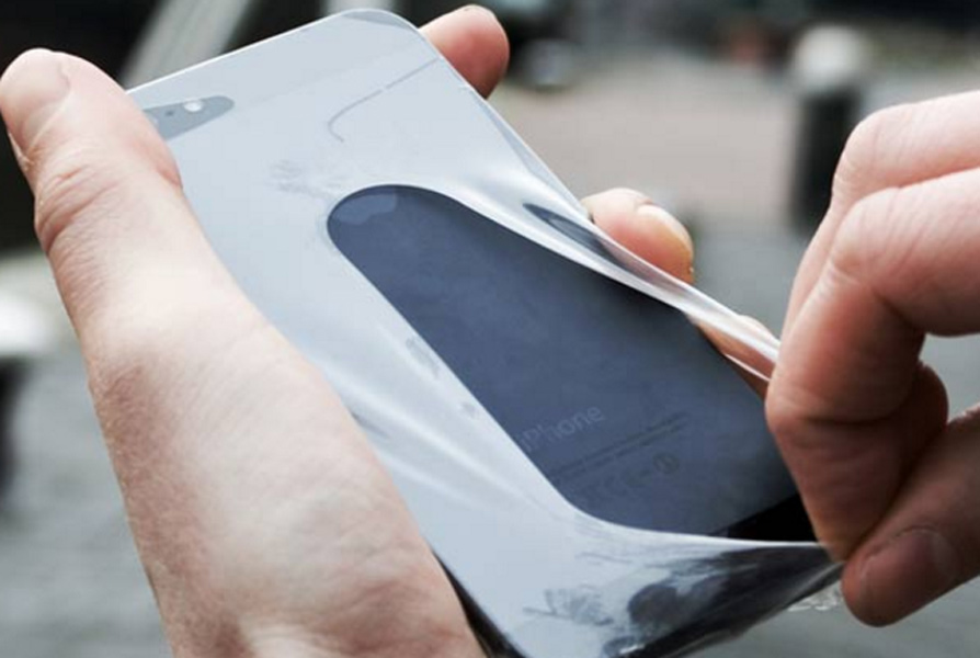 বাড়িতে কনডোম আছে তো? আজকের দিনটা সেই কনডোম দিয়ে ফোনটাকে মুড়ে রাখুন। হ্যাঁ, ঠিকই পড়ছেন। কন্ডোম কিন্তু ওয়াটার, ডাস্ট প্রুফ।