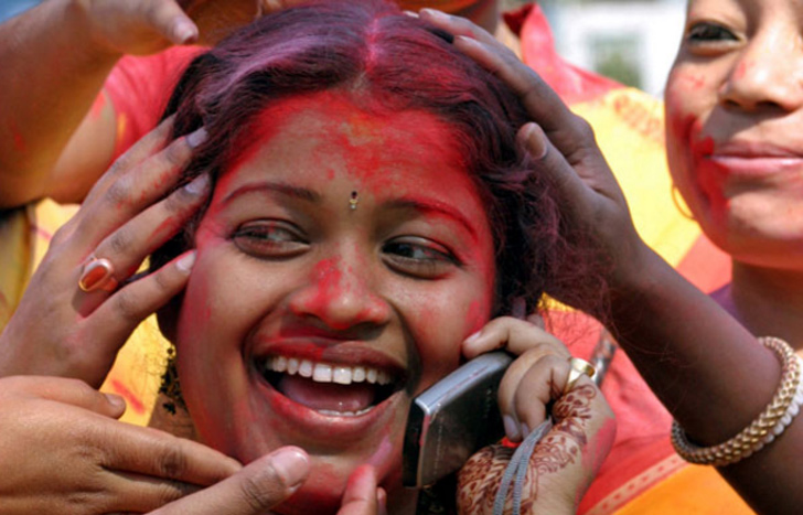 মন দিয়ে দোল খেলুন। দামি ফোনটাকে বাঁচাতে সেটাকে বাড়িতে রেখে এসে, পড়ে থাকা বহু পুরনো সেকেলে ফোন ব্যবহার করুন।