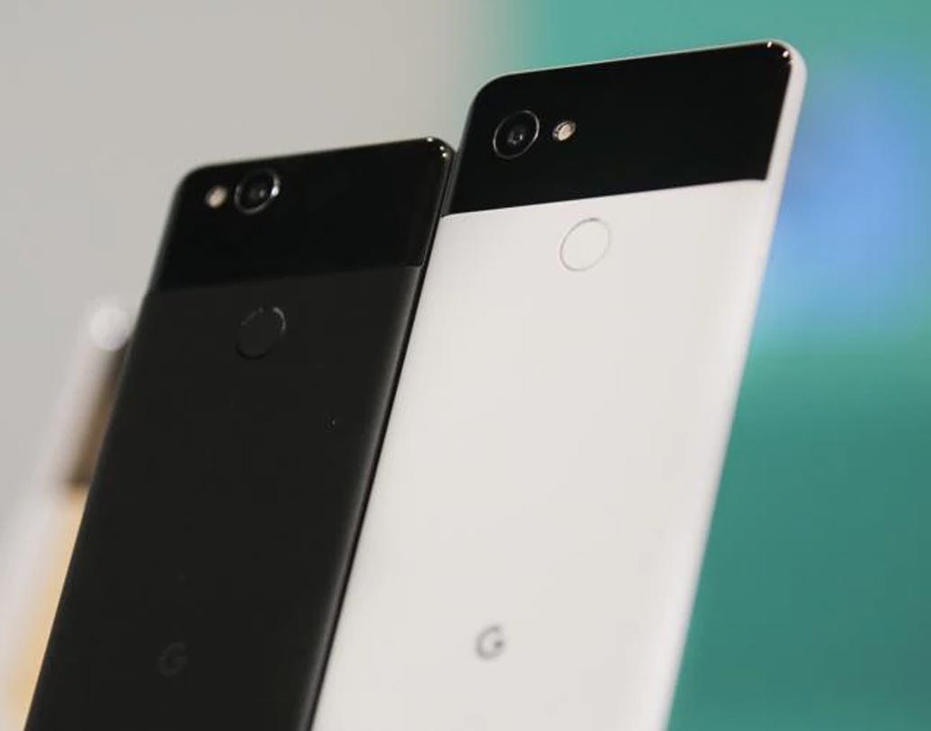 আইফোন-এক্সের মতোই গুগ্‌ল পিক্সেল ২-কে ছুঁতে পারে না ধুলোময়লা বা জলের ফোঁটা। ৫ ইঞ্চির ফুল এইচডি অ্যামোলেড (২.৫ডি) ডিসপ্লে-র সঙ্গে রয়েছে করনিং গোরিলা গ্লাস ৫। অক্টা-কোর কোয়ালকম স্ন্যাপড্র্যাগন ৮৩৫ প্রসেসর থাকায় এতে অ্যাপ খুলবে ঝড়ের গতিতে। সঙ্গে পাবেন ৪ জিবি র‌্যাম। এর দাম ৪৯,৯৯৯ টাকা।