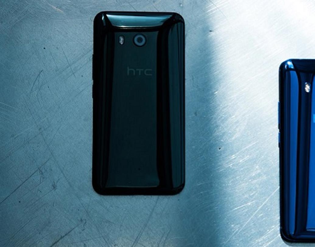 এইচটিসি ইউ-১১ স্মার্টফোনটি আধ ঘণ্টা জলে ধরে ১ মিটার গভীর ডুবিয়ে রাখতে পারেন। তাতেও নাকি এই ফোন নষ্ট হবে না। বেশ জোরদার দাবি এই ফোন প্রস্তুতকারক সংস্থার। তবে তা করার আগে জেনে নিন যে এতে রয়েছে এজসিন টেকনোলজি। গত বছরের জুনে এই ফোনটি বাজারে এসেছিল সাড়ে ৫ ইঞ্চির এই ফোন। ৫১,৯৯০ টাকার এই ফোনে রয়েছে ৬ জিবি র‌্যামের সুবিধে। অক্টা-কোর কোয়ালকম স্ন্যাপড্র্যাগন ৮৩৫ প্রসেসর ছাড়াও পাবেন ১২৮ জিবি স্টোরেজ।