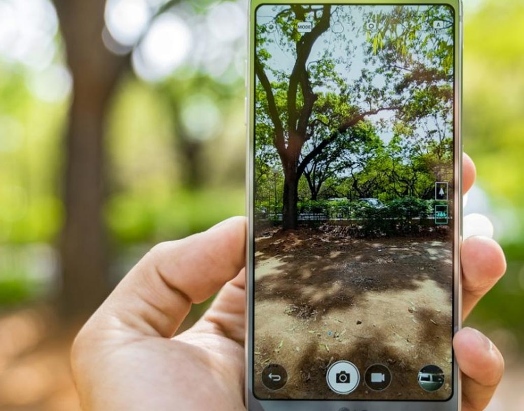 অন্য ফোনের থেকে এলজি জি-৬ ফোনটি দামে একটু কম হলেও এর ফিচার্সগুলি মোটেও ফেলে দেওয়ার মতো নয়। আধ ঘণ্টা ধরে দেড় মিটার গভীর জলেও নাকি কিছু হয় না এর। ৪১,৯৯৯ টাকা দামের এই ফোনে রয়েছে ৫.৭ ইঞ্চির ফুলভিশন ডিসপ্লে। কোয়ালকম স্ন্যাপড্র্যাগন ৮২১ চিপসেটের প্রসেসর ছাড়াও এতে রয়েছে ৪ জিবি র‌্যাম।