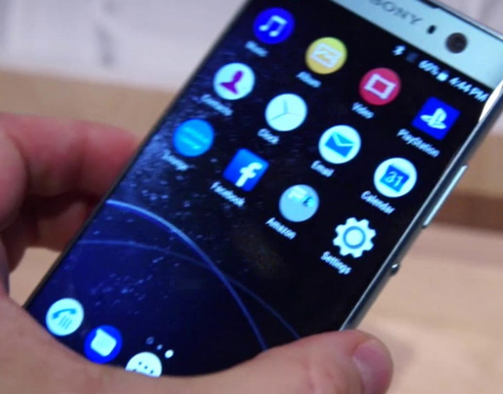 ধুলোময়লা বা জলের থেকে তো বটেই সোনির দাবি, লো-প্রেসার জলের ছিটেতেও ক্ষতি হয় না এক্সপেরিয়া এক্সজেড প্রিমিয়াম-এর। সাড়ে পাঁচ ইঞ্চির ফোর-কে আইপিএস এলসিডি ডিসপ্লে ছাড়াও এতে রয়েছে ১৯ এমপি ক্যামেরা। সঙ্গে এলইডি ফ্ল্যাশ। দাম দিতে হবে ৫৬,৯০০ টাকা।