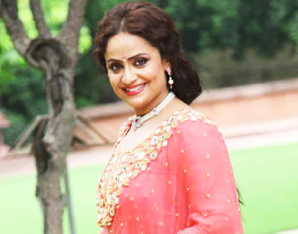 প্রায় ১৩ বছর হতে চলল তিনি লাইমলাইট থেকে সহস্র ক্রোশ দূরে। কিন্তু আজও যেন তিনি ততোধিক সুন্দর। এত জনপ্রিয় হওয়া সত্ত্বেও তাঁর ‘সারল্য’যেন আজও দর্শককে মুগ্ধ করে।