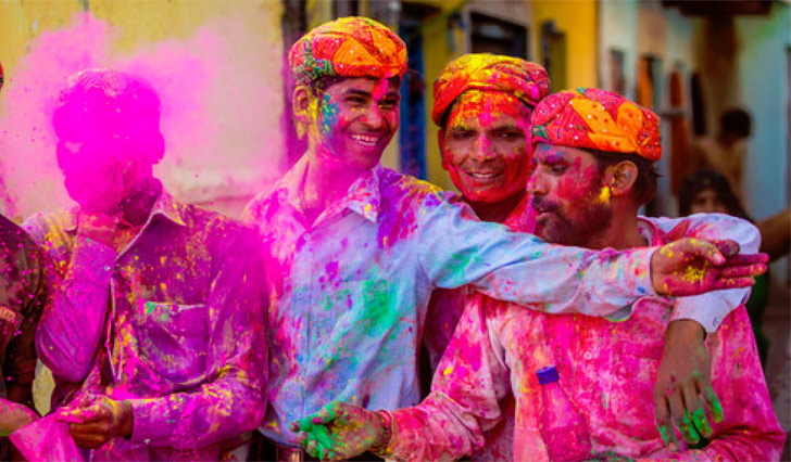 চুল রঙের হাত থেকে বাঁচাতে মাথায় স্কার্ফ বা ব্যান্ডানা পরে নিন।<br> দোল খেলার রঙিন পরচুলাও পাওয়া যায়। কিনে পরে নিতে পারেন।