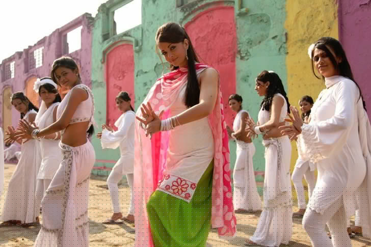 দোল খেলার সময় যতটা সম্ভভ ঢাকা পোশাক পরার চেষ্টা করুন।