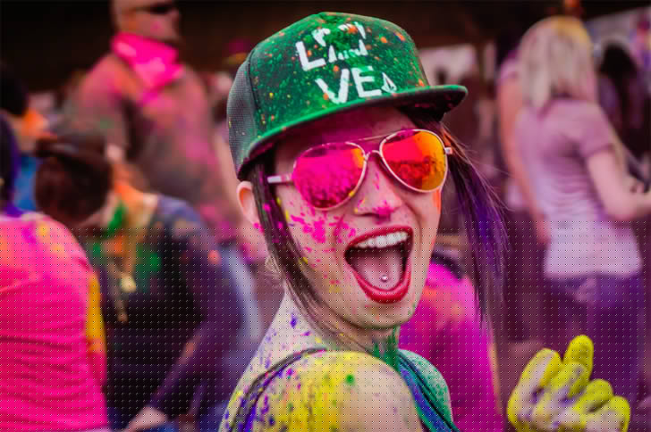 চোখ বাঁচাতে চশমা বা সানগ্লাস পরে নিন।