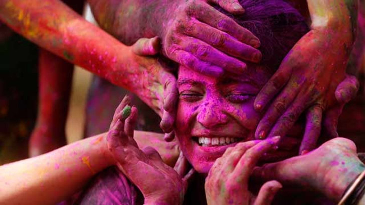 যদি খেলতে খেলতে চোখে রং চলে গিয়ে জ্বালা করে তাহলে সঙ্গে সঙ্গে চোখে বার বার ঠান্ডা জলের ঝাপটা দিন।