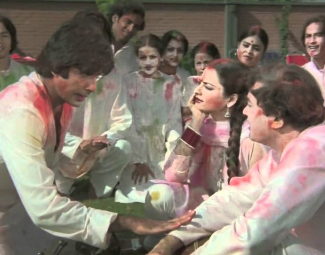 ‘সিলসিলা’র ‘রং বরসে’ গানটি যতদিন পৃথিবীতে হোলি খেলা হবে, ততদিনই শোনা হবে বলাই যায়। রেখা-অমিতাভের নাচও কোনওদিনই দর্শক ভুলতে পারবেন না। ছবিটি মুক্তি পেয়েছিল ১৯৮১ সালে। ছবিতে অভিনয় করেছিলেন জয়া বচ্চন ও সঞ্জীব কুমারও। গানটি কিন্তু অমিতাভের নিজেরই গাওয়া।