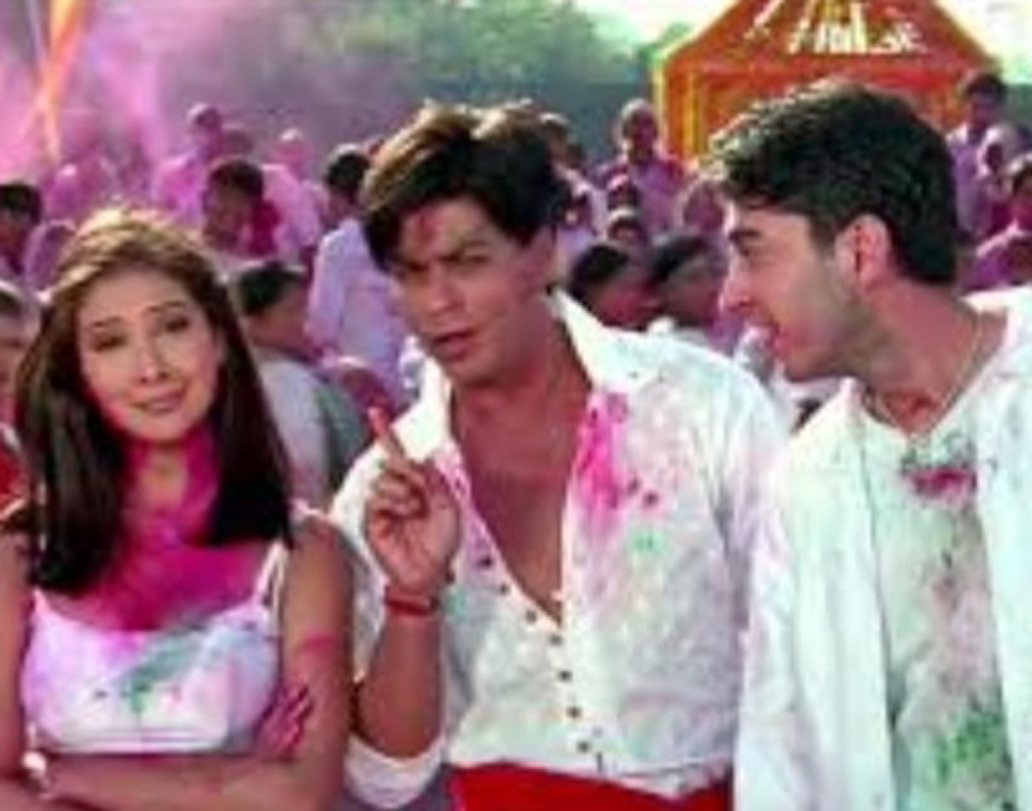 শাহরুখের ‘মহব্বতেঁ’ ছবির ‘সোনি সোনি আঁখিওয়ালি’ গানটি হোলি সেলিব্রেশনের আদর্শ গান। ছবিটি মুক্তি পেয়েছিল ২০০০ সালে। উদিত নারায়ণ, জসপিন্দর নারুলা, শ্বেতা পণ্ডিত ও সোনাল গেয়েছিলেন গানটি।