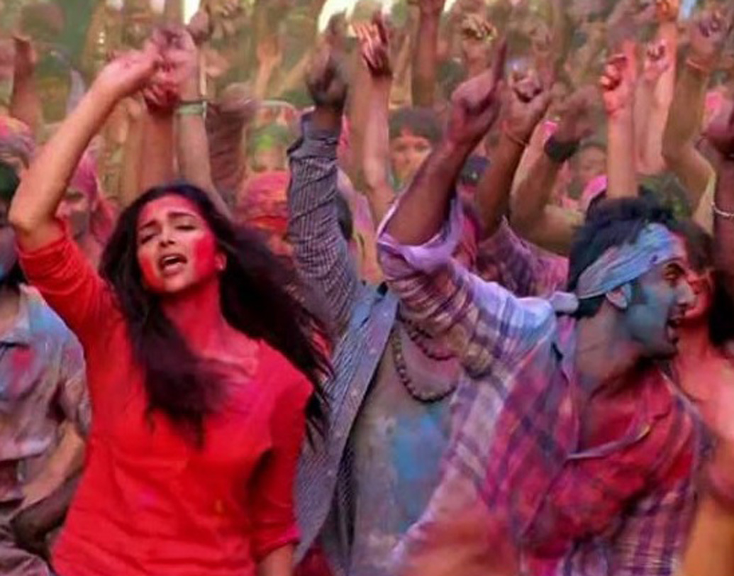 সাম্প্রতিক কালের ছবির মধ্যে হোলি স্পেশ্যাল গানগুলির মধ্যে সবচেয়ে হিট গান ‘বালাম পিচকারি’। রণবীর কপূর ও দীপিকা পাড়ুকোনের নাচও সমান জনপ্রিয়। ২০১৩-য় ‘ইয়ে জওয়ানি হ্যায় দিওয়ানি’ ছবির গান এটি।