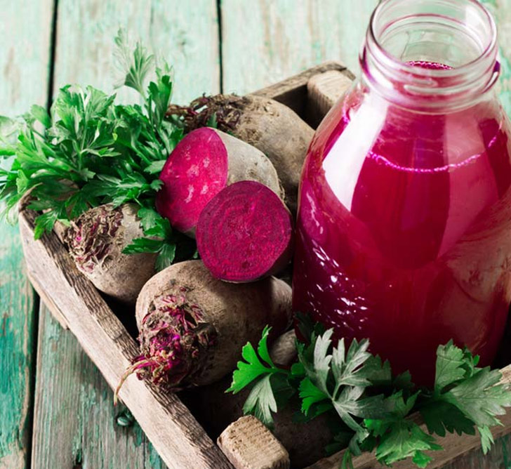 গোলাপি: ১-২ কেজি বিটরুট গ্রেট করে ফুটিয়ে নিন।<br> সুন্দর গোলাপি রং পেয়ে যাবেন।<br> আধ লিটার জলে ১০-১৫টা গোলাপি পেঁয়াজের খোসা ফুটিয়ে ছেঁকে নিলেও পেয়ে যাবেন গোলাপি রং।