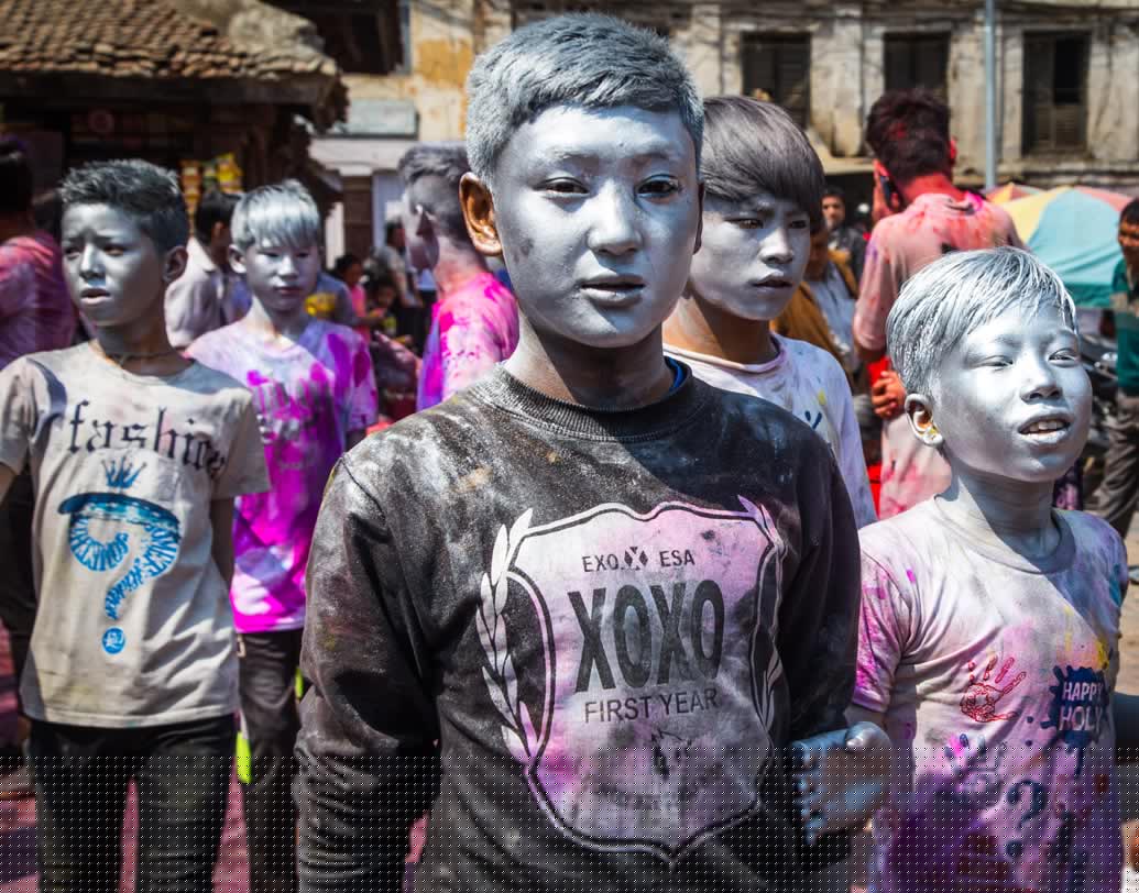 চকচকে রুপোলি রঙে ব্যবহার করা হয় অ্যালুমিনিয়াম ব্রোমাইড।