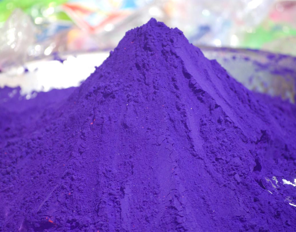 বেগুনি বা পার্পল রং তৈরি হয় ক্রোমিয়াম আয়োডাইড ও জেন্টিয়ান ভায়োলেট দিয়ে।