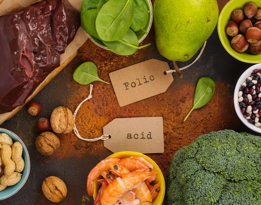 ফোলিক অ্যাসিড: ফোলিক অ্যাসিড এক ধরনের ভিটামিন বি কমপ্লেক্স যা রক্তে লোহিত কণিকা তৈরিতে বিশেষ ভূমিকা নেয়। সবুজ শাকসব্জিতে রয়েছে প্রচুর পরিমাণ ফোলিক অ্যাসিড। ডায়েট চার্টে রাখুন কলা, বাদাম ব্রোকোলি, বিনস, চিকেন লিভার। রক্তাল্পতায় ভুগবেন না।