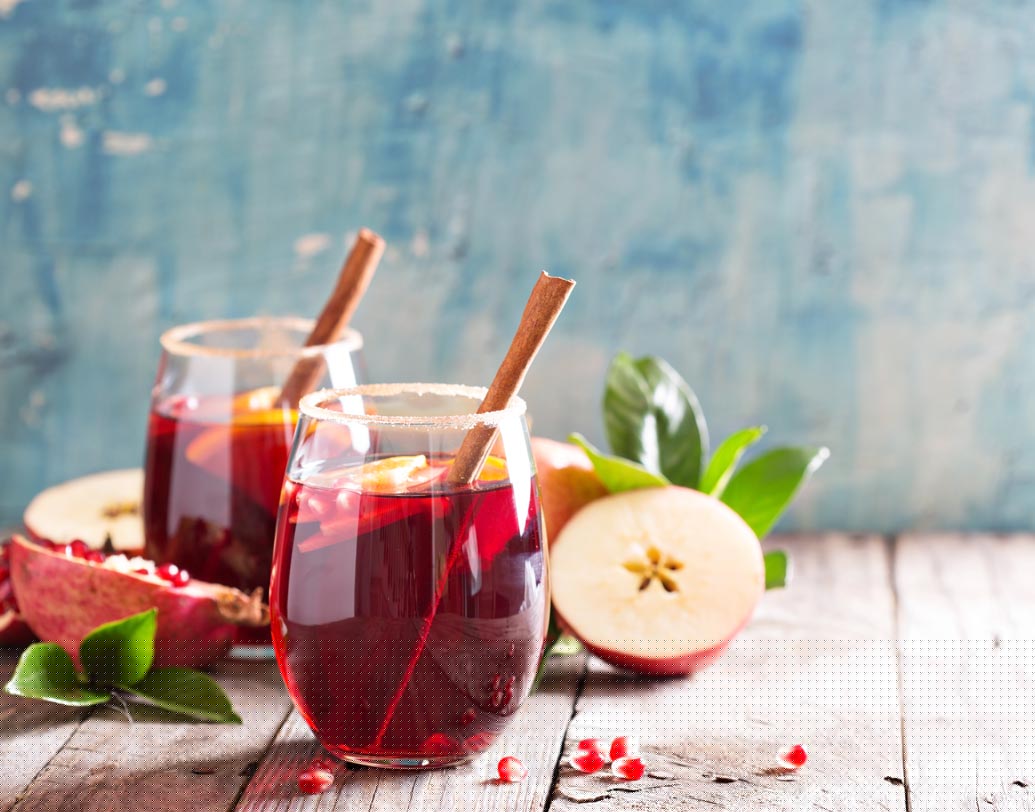 আপেল এবং বেদানা: শরীরের নানা রোগের উপশম করে আপেল। আয়রন ছাড়াও এতে রয়েছে প্রচুর ভিটামিন এবং মিনারেলস। প্রতি দিন অন্তত দু’বার হাফ কাপ আপেলের জুস শরীরে আয়রনের ভারসাম্য বজায় রাখে। আপেলে অরুচি হলে বেদানা খেতে পারেন। আয়রনের পাশাপাশি এতে রয়েছে ক্যালসিয়াম, ফাইবার এবং প্রোটিন।