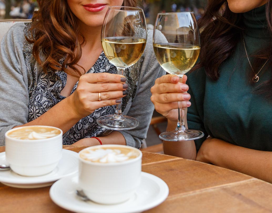 কফি, ঠান্ডা পানীয় একদম নয়: চা, কফি, ঠাণ্ডা পানীয়, ওয়াইন এবং বিয়ার শরীরের আয়রন শুষে নেয়। যারা রক্তাপ্লতায় ভুগছেন, এই খাবারগুলি এড়িয়ে চলাই ভাল।