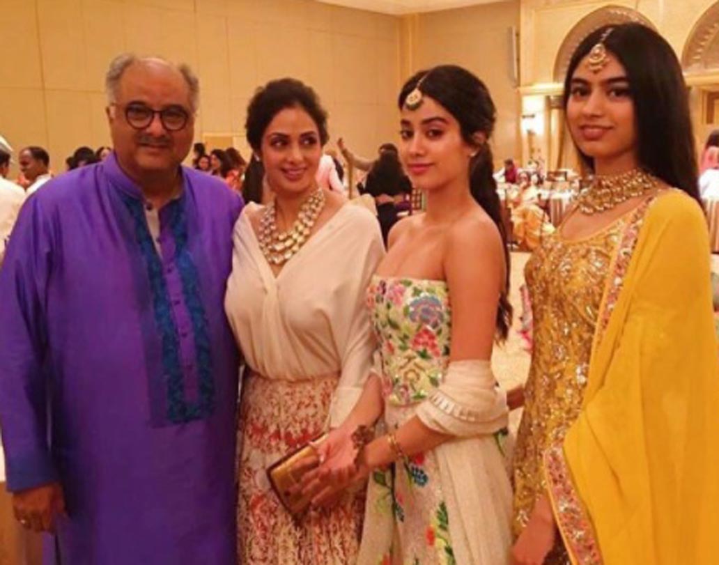 বলিউডের প্রথম মহিলা সুপারস্টার বলা হয় শ্রীদেবীকে। একের পর এক হিট ছবি। তাঁর রূপে-গুনে মুগ্ধ হাজার হাজার মানুষ। কিন্তু দুই মেয়ের জন্য কেরিয়ারের শীর্ষে থাকার সময়ই বিরতি নিয়েছিলেন শ্রী।