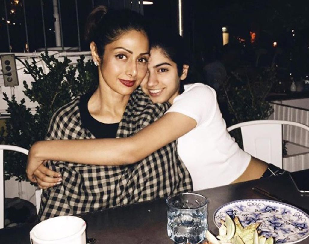 বহু সাক্ষাৎকারে মেয়েদের সঙ্গে তাঁর সম্পর্ক কেমন ছিল, তা নিয়ে কথা বলেছেন নায়িকা। যদিও শ্রীদেবী এক জন অন্তর্মুখী মানুষ হিসেবেই পরিচিত।