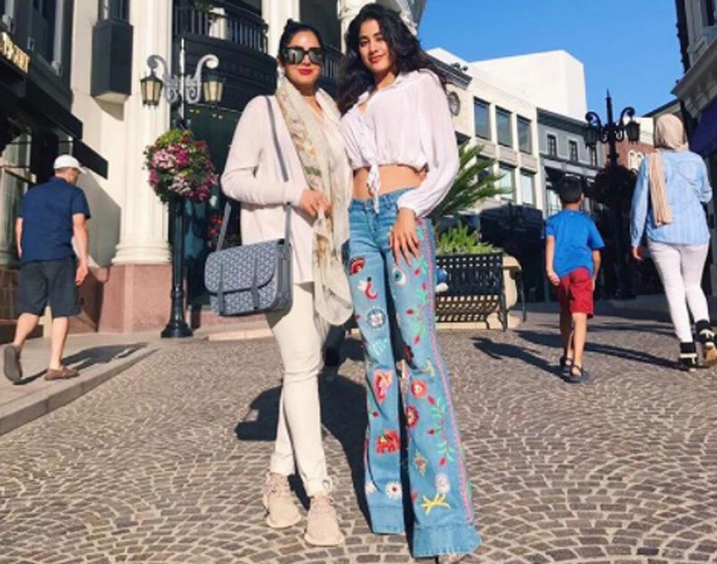 মাস কয়েক আগেই লস অ্যাঞ্জেলস বেড়াতে গিয়ে বড় মেয়ে জাহ্নবীর সঙ্গে এই ছবি শেয়ার করেছিলেন শ্রী। ক্যাপশনে লিখেছিলেন, ‘এল এ আমার বেবির সঙ্গে’।