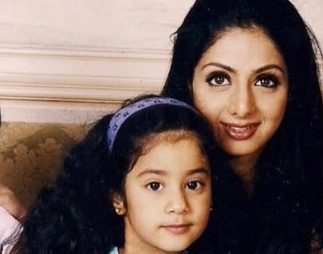 দুই মেয়েকে ‘প্রিন্সেস’ বলতেন ‌শ্রী। মেয়েদের ছবি শেয়ার করে ক্যাপশনে সব সময়ই তেমনটা লিখতেন। জাহ্নবীকে বলতেন জানু। একটি সাক্ষাত্কারে শ্রীদেবী জানিয়েছিলেন, ঘুম থেকে উঠেই জাহ্নবী এখনও সবার আগে খোঁজ করেন তাঁর মায়ের। খুব শীঘ্রই বলিউডে পা রাখতে চলেছেন জাহ্নবী।