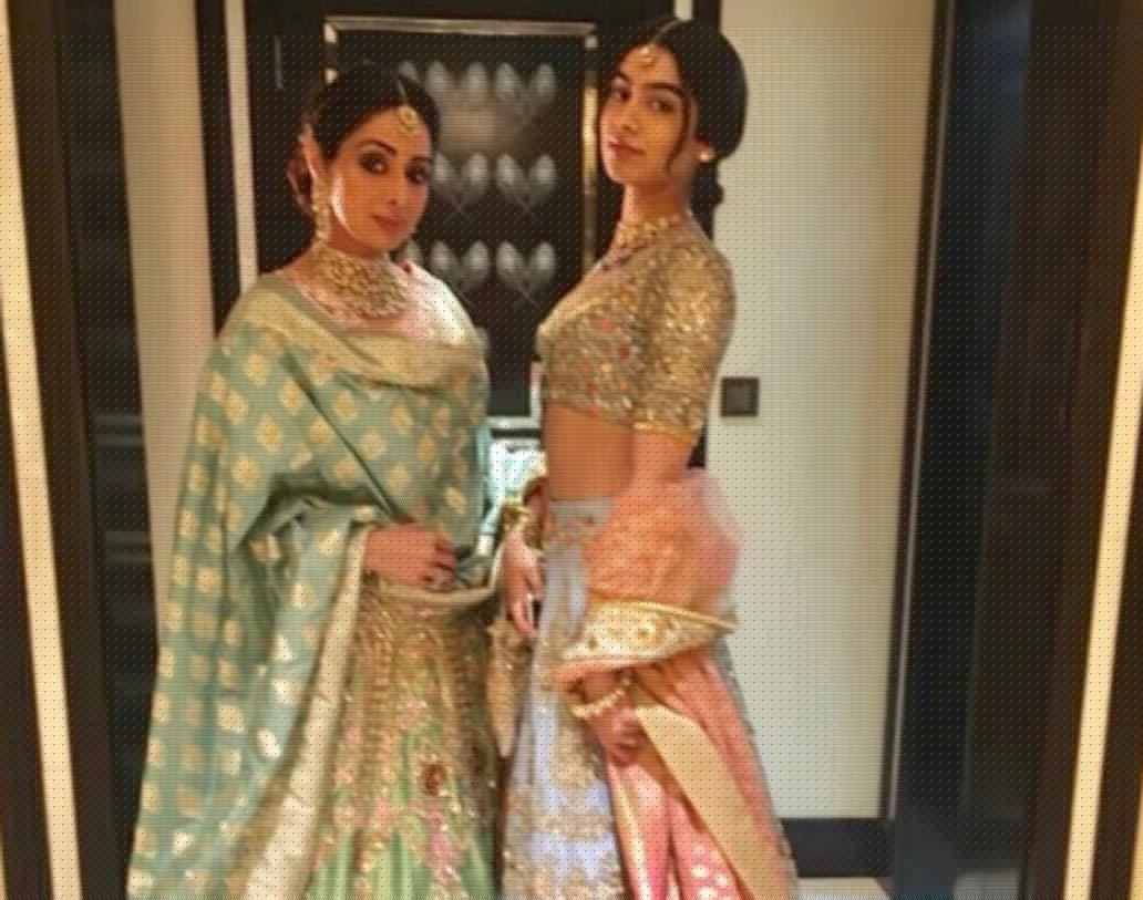 ছোট মেয়ে খুশির সঙ্গেও দারুণ সম্পর্ক মায়ের। এক কথায় একেবারেই বন্ধুত্বপূর্ণ। তবে খুশি অনেক বেশি আত্মনির্ভরশীল মেয়ে বলে জানিয়েছিলেন শ্রী। এই ছবিটি খুশির সঙ্গে তাঁর শেষ ছবি।