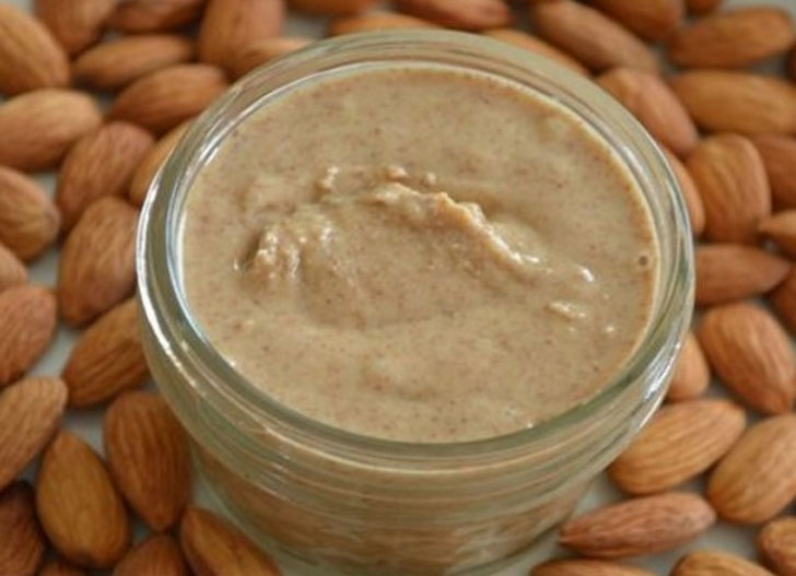 দশটি আমন্ড গুঁড়ো করে ফ্রেশ মালাই এবং কয়েক  ফোঁটা গোলাপ জলের সঙ্গে মিশিয়ে নিয়ে মুখে ও ঘাড়়ে মেখে মিনিট কুড়ি রেখে দিন। এরপর উষদুষ্ণ গরম জল দিয়ে ধুয়ে নিলে সঙ্গে সঙ্গে উপকার পাবেন।