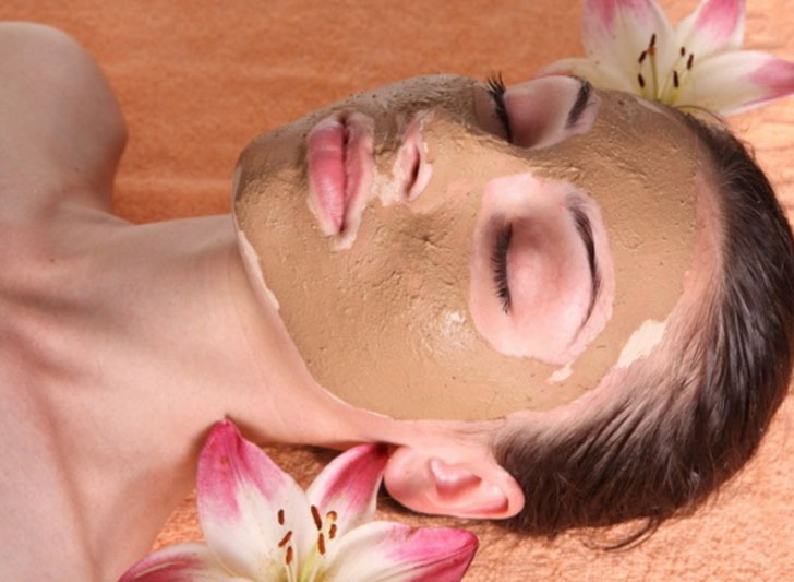 যাঁদের তৈলাক্ত ত্বক তাঁরা আগের রাতে মুলতানি মাটি ভিজিয়ে রেখে, তার সঙ্গে মধু আর গোলাপ জল মিশিয়ে মুখে মেখে ১০ মিনিট  রেখে দিয়ে ধুয়ে ফেলুন।