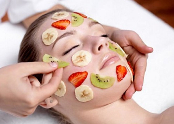 এক টুকরো আপেল, অর্ধেক কলা, দুটি আঙুর ও দুই চামচ মধু এক সঙ্গে মিশিয়ে নিয়ে মিশ্রণটি মুখে মেখে দশ মিনিট রেখে দিয়ে ধুয়ে ফেলুন।