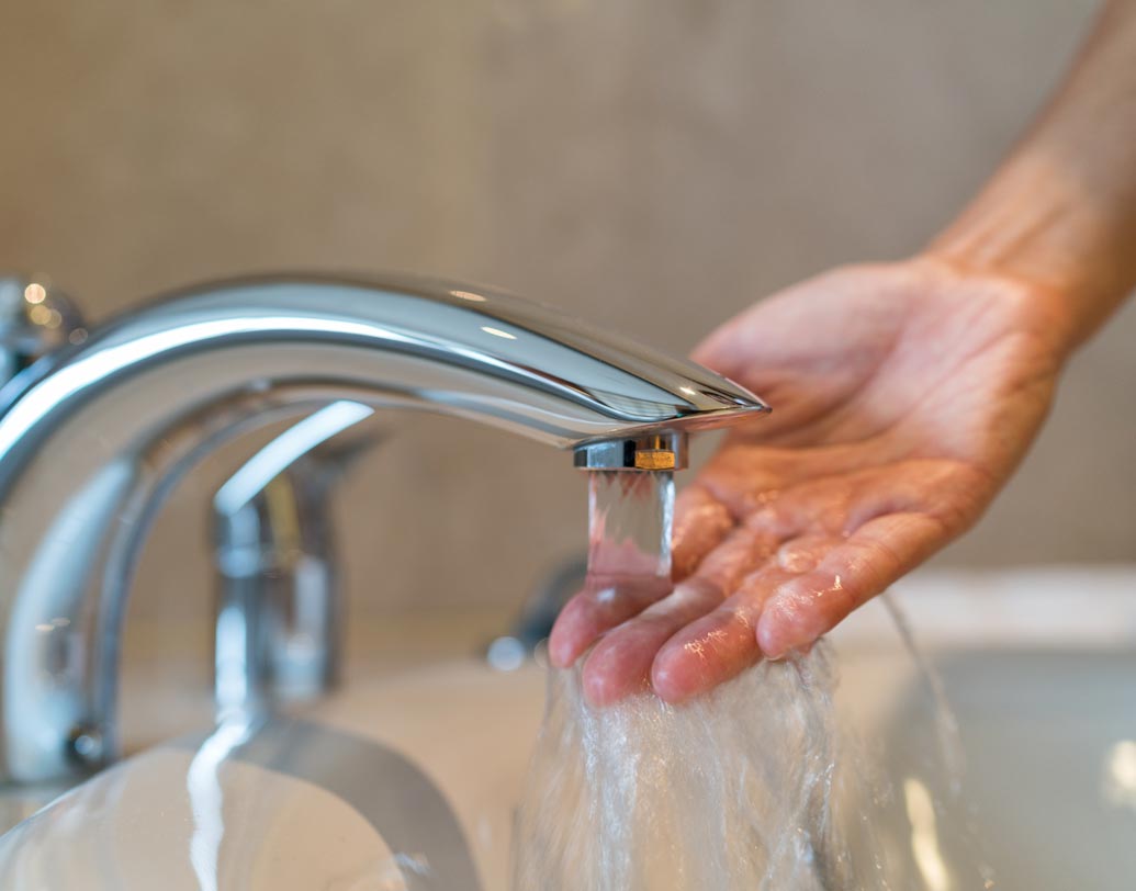 বাথটবের জল যেন উষ্ণ হয়। অতিরিক্ত গরম নয়। অতিরিক্ত গরম জলে শরীর হঠাত্ ডুবিয়ে দিলে ছ্যাঁকা লেগে হুড়মুড়িয়ে কোনও দুর্ঘটনা ঘটে যেতে পারে।