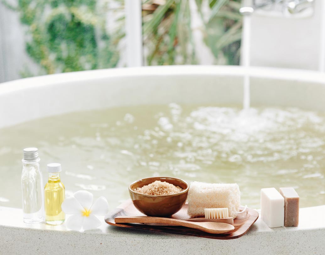 বাথটব কখনই দুই তৃতীয়াংশের বেশি জলে ভর্তি করবেন না। কারণ জলে নামলে এমনিতেই জলের মাত্রা বেড়ে যাবে। তাতে পিছলে পড়ার ঝুঁকি থাকবে।