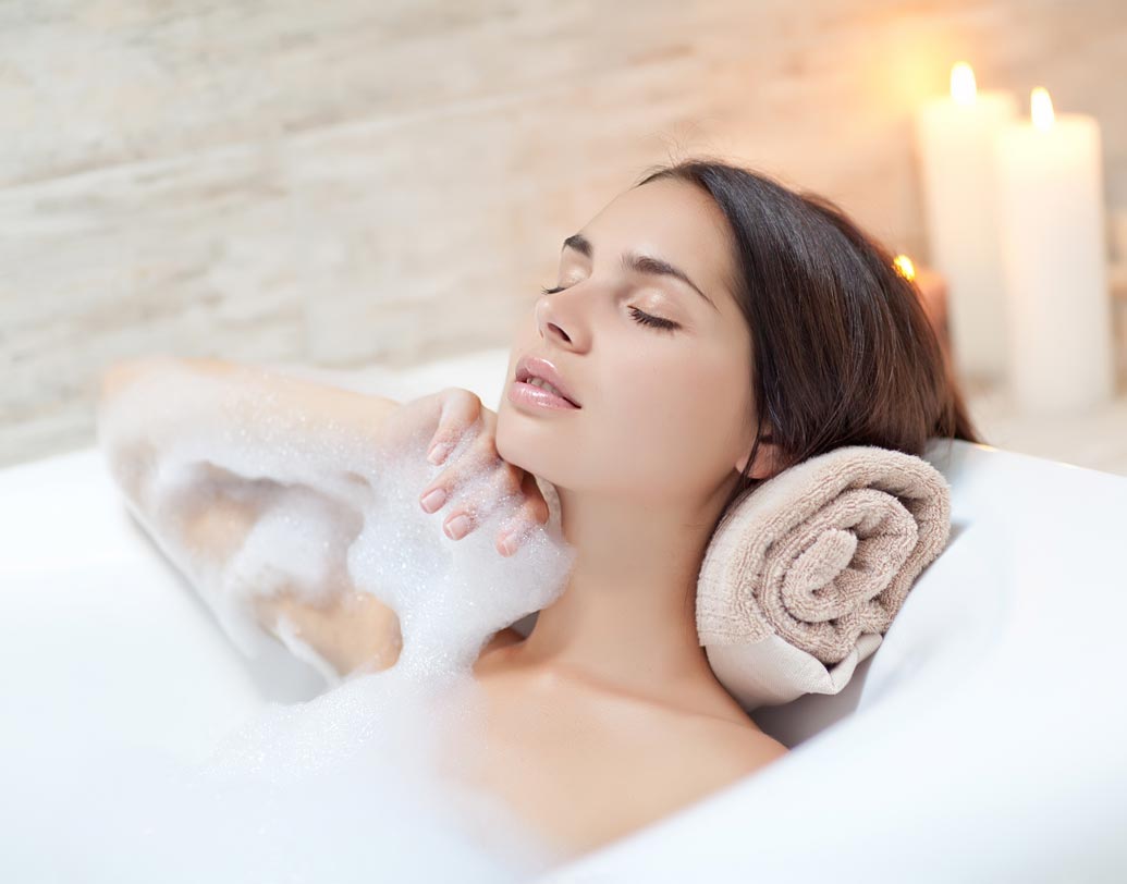 জল বিদ্যুতের সংস্পর্শে এলে ঘটে যেতে পারে বড়সড় দুর্ঘটনা। তাই স্নানের পরই সারা শরীর ভাল ভাবে তোয়ালে দিয়ে শুকনো করে মুছে নিন। ভেজা শরীরে গিজার বা অন্য কিছুর সুইচে হাত দেবেন না। গিজারের সুইচ বন্ধ করে তবেই জলে নামুন।