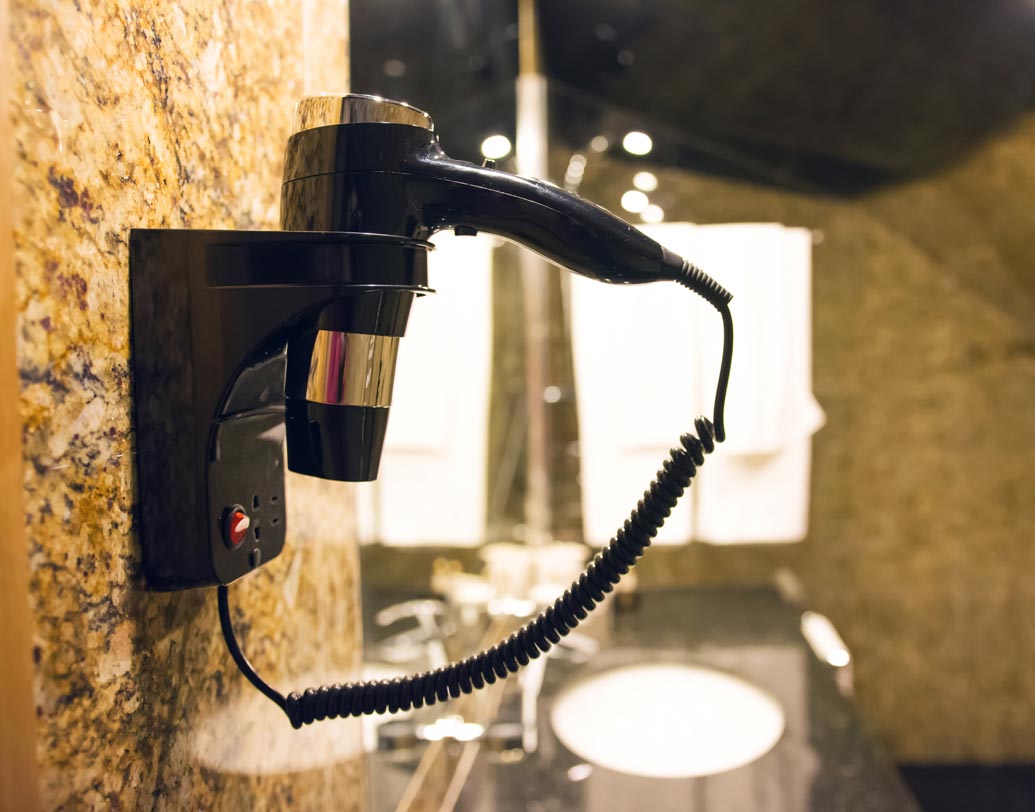 বাথটবের ধারে কাছে হেয়ার ড্রায়ার, স্ট্রেটনার বা ইলেকট্রনিক রেজারের মতো কোনও অ্যাপ্লায়েন্স রাখবেন না। যে কোনও সময় ঘটে যেতে পারে দুর্ঘটনা।